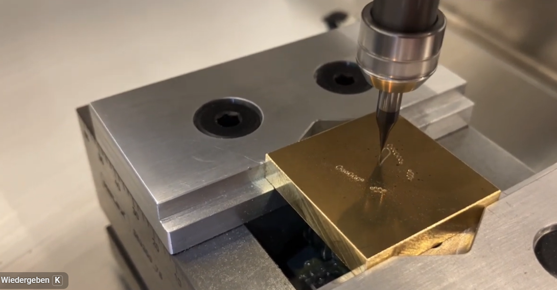  Charger la vidéo : Une fraiseuse CNC Veromill est utilisée pour fabriquer une bague Rivière/bague souvenir sertie de 24 pierres. Le projet est très simple et peut être réalisé à partir de données 3D ou 2D. Schleicher Technic vous fournit tout le nécessaire : technologie, logiciels et outils. L’usinage de la bague prend 19 minutes. Elle est en argent.