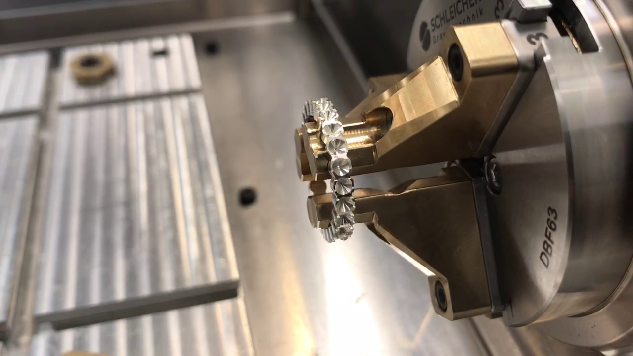 Video laden: CNC Fräsmaschine Veromill bei der Herstellung eines Riviere Ringes / Memoire Ringes mit 24 Steinfassungen. Das gesamte Projekt ist sehr einfach und kann entweder mit 3D Daten oder 2D Daten gemacht werden. Schleicher Technic kann Ihnen alles zur Verfügung stellen, was Sie benötigen: Technologie, Software und Werkzeuge. Bearbeitungszeit des Ringes beträgt 19 Minuten. Material des Ringes ist Silber.